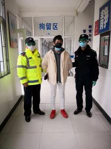 驾车冲卡，挥拳相向防疫人员，一男子被拘留五日