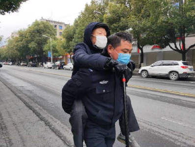 八旬老人独自外出 暖心辅警背其回家