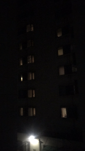 空无一人的酒店突然亮灯，隔壁小区居民做出这个举动，超暖！
