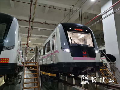 时隔65天，武汉地铁“头班车” 划破黑暗重新启程！