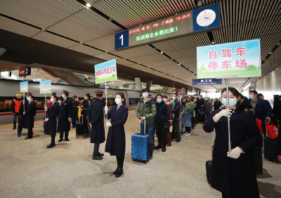 应勇王晓东到武汉站接站：武汉是英雄的城市，健康的城市，充满希望的城市！欢迎大家回家