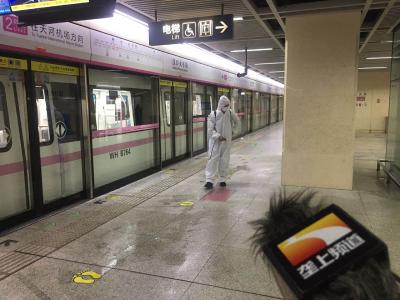 武汉地铁站内进行深度消杀 部分线路28日开通