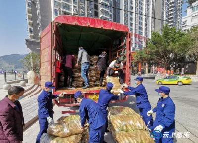 贵州30吨“暖心蔬菜”抵鄂 恩施消防爱心接力配送入户