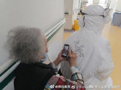 93岁老人在防护服上画画留念