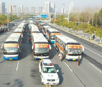 孝感市首批返岗务工人员乘坐23台专车今赴广东三地