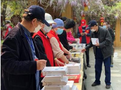送米送粮之后 这里的下沉干部还带来了精神食粮