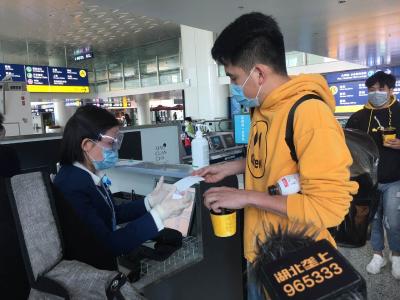 武汉天河机场：测温三次才可登机 乘客座位交叉安排
