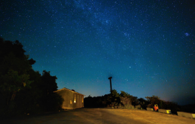 长江云——通山八旬“愚公”，一镐一钎挖通山间路  ​
