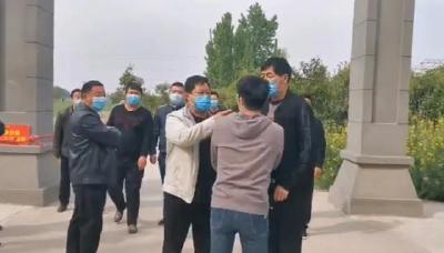 河南原阳县委书记道歉！这样解释打记者、刷手机原因
