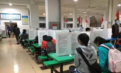看题“下饭”！中学食堂放置“高考知识挡板” 隔离用餐学生