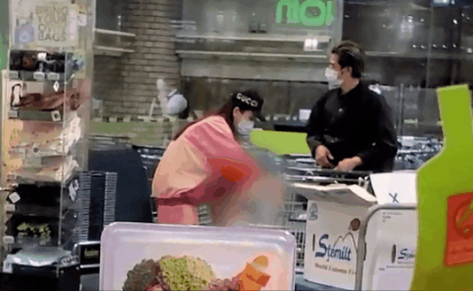 郭富城携妻女逛超市 戴口罩为购物车消毒