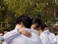金银潭医院4.4纪实丨集体默哀后，他们忍不住流泪拥抱