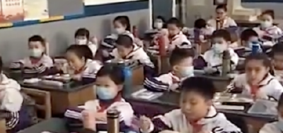 一半吃，另一半戴口罩看……这段小学生吃饭的视频火了！