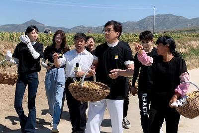 成龙：文艺工作者应在扶贫工作中履行社会责任 