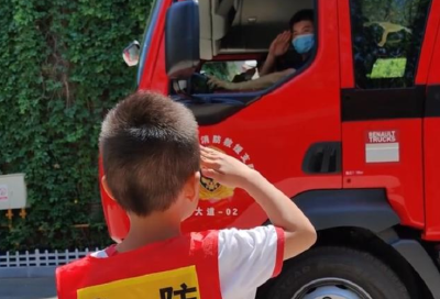 小朋友遇消防员出警秒变迷弟，网友：这才是该追的人！