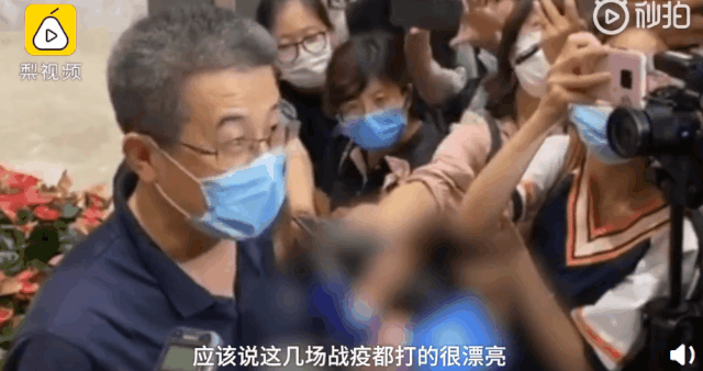 “一月白头”的邱海波回家了！当被问到最想干什么时，他笑着说...
