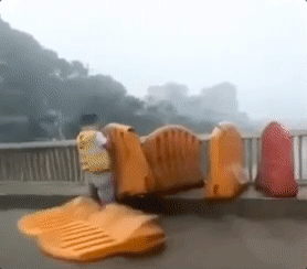 订单超时！原来外卖小哥在送餐路上做这事！网友：暴雨中的最美身影