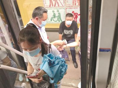 湖北公共卫生事件应急响应级别下调 武汉公交悄然取消扫码乘车