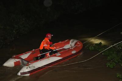 湖北强降雨造成42个县市区93万人受灾 消防队员全力施救
