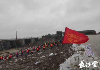 仙桃大垸子泵站堤坝涉险 老弱村民渔民连夜紧急撤离