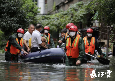 黄冈：小区内涝严重 消防及时转移被困群众