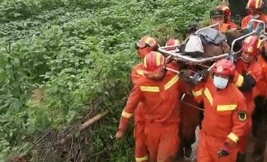 刚刚，黄梅山体滑坡现场救出一名81岁老人！