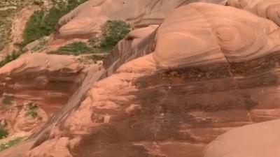 陕西榆林丹霞地貌景点遭人破坏 情侣将名字刻岩石上