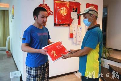 儿子考上北大，他亲手投递录取通知书