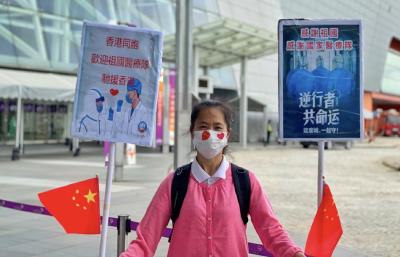  国家队来了！香港市民在街头热烈欢迎核酸检测“先遣队”抵港