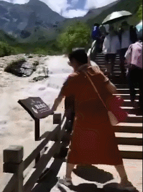 手欠！女子接二连三推倒景区指示牌，警方通报