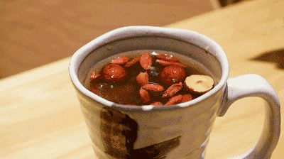 保温杯泡茶，开盖时突然炸了！原因竟是……