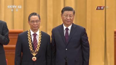 习近平向钟南山颁授“共和国勋章”