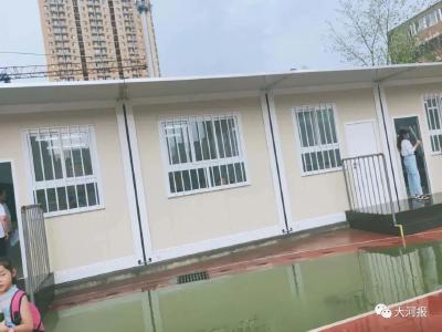 300多名小学生简易板房上课，学校回应