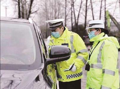 《人民日报》点赞抗疫中的湖北民警：警徽闪耀在一线