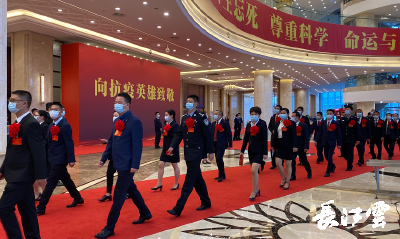 致敬英雄！受表彰的湖北抗疫代表们在礼乐声中进场