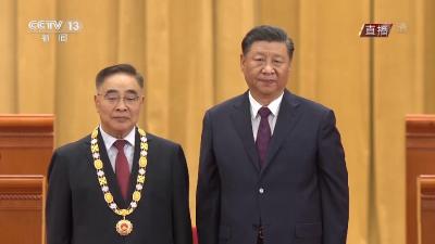 习近平向张伯礼颁授国家荣誉称号奖章