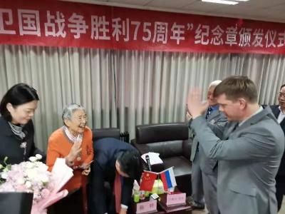 蔡和森的女儿在武汉获颁这枚特殊勋章