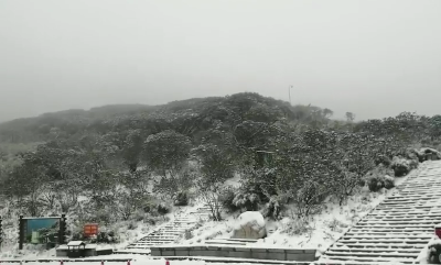 @湖北伢，神农顶为你送来入秋后的第一场雪！