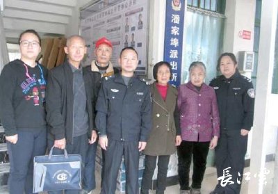 暖心！武汉社区工作者往返两千里为老人补办证件