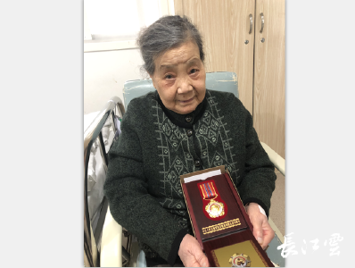 抗美援朝70周年 | 当年您保家卫国，如今我们来照顾您” 获颁抗美援朝纪念章 退伍军人与医护分享喜悦