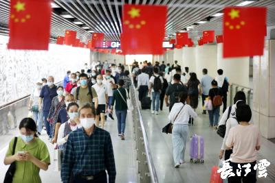 武汉地铁客流量重回高峰 江汉路站小时进站量突破万人次
