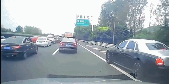 劳斯莱斯高速恶意别车6次，司机：他赔不起，应该让！结果…