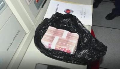滴滴司机拾到8万元现金归还乘客