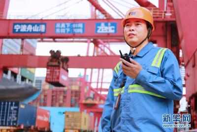 劳动托举梦想，奋斗书写华章——以习近平同志为核心的党中央关心劳模和劳模工作纪实