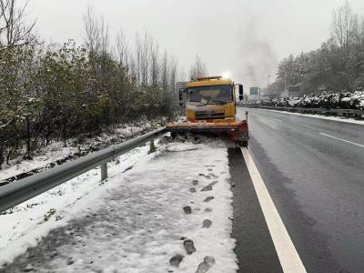 随岳高速公路迎来今冬首场降雪 过往司机请谨慎驾驶