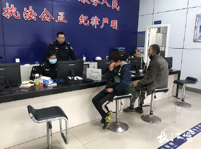 14岁男孩出走打工 民警联系家人暖心劝回