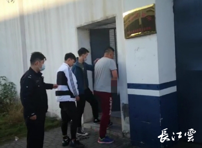 妻子拉着丈夫一起卖卡 结果双双被刑拘
