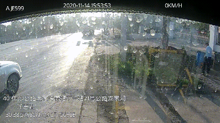 路遇垃圾桶起火公交司机果断施救，提起灭火器就冲了过去