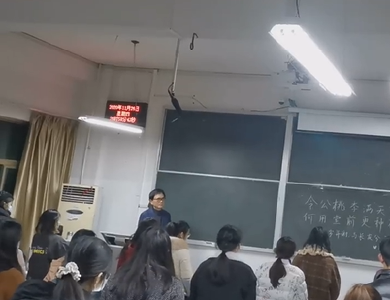 教学生涯最后一节课，湖北大学学生歌声送别退休教授