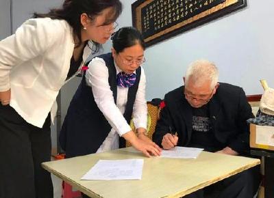 央行：对于行动不便老人，组织有关金融机构主动上门办理业务